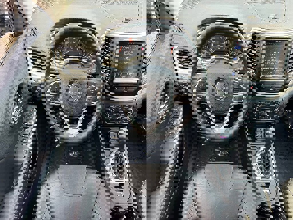 Used 2018 Jeep Cherokee Latitude Plus image 16