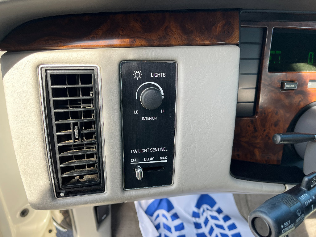 Used 1993 Cadillac Fleetwood Sedan RWD image 27