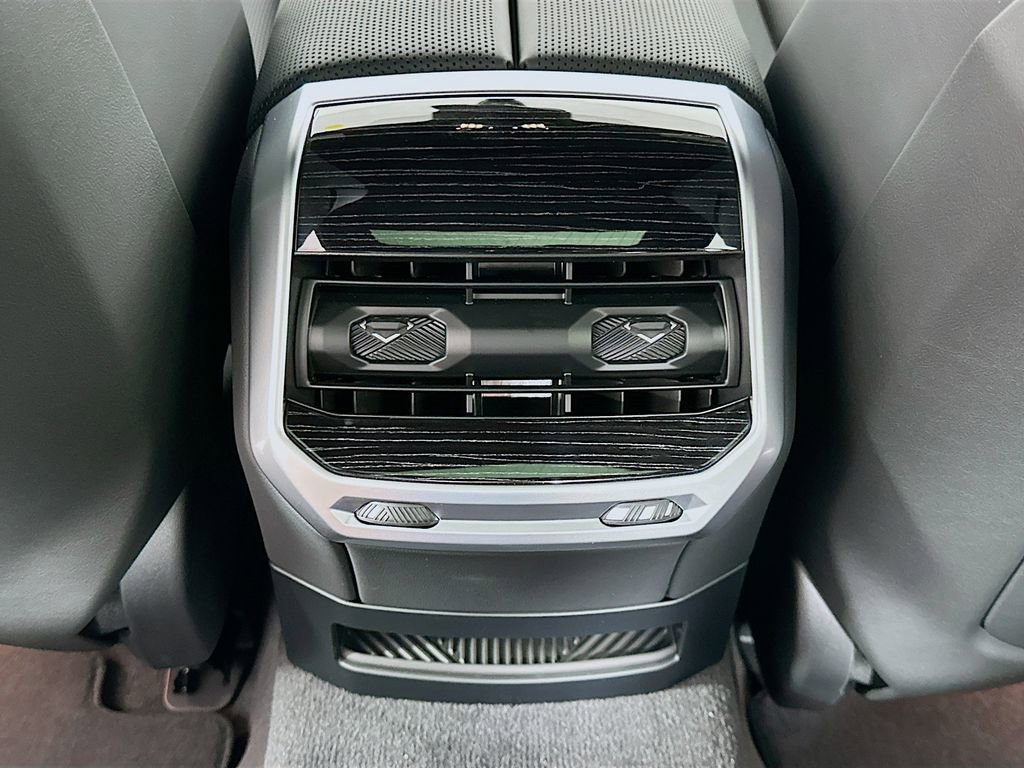 New 2026 BMW 750e xDrive w/ Executive Package image 18