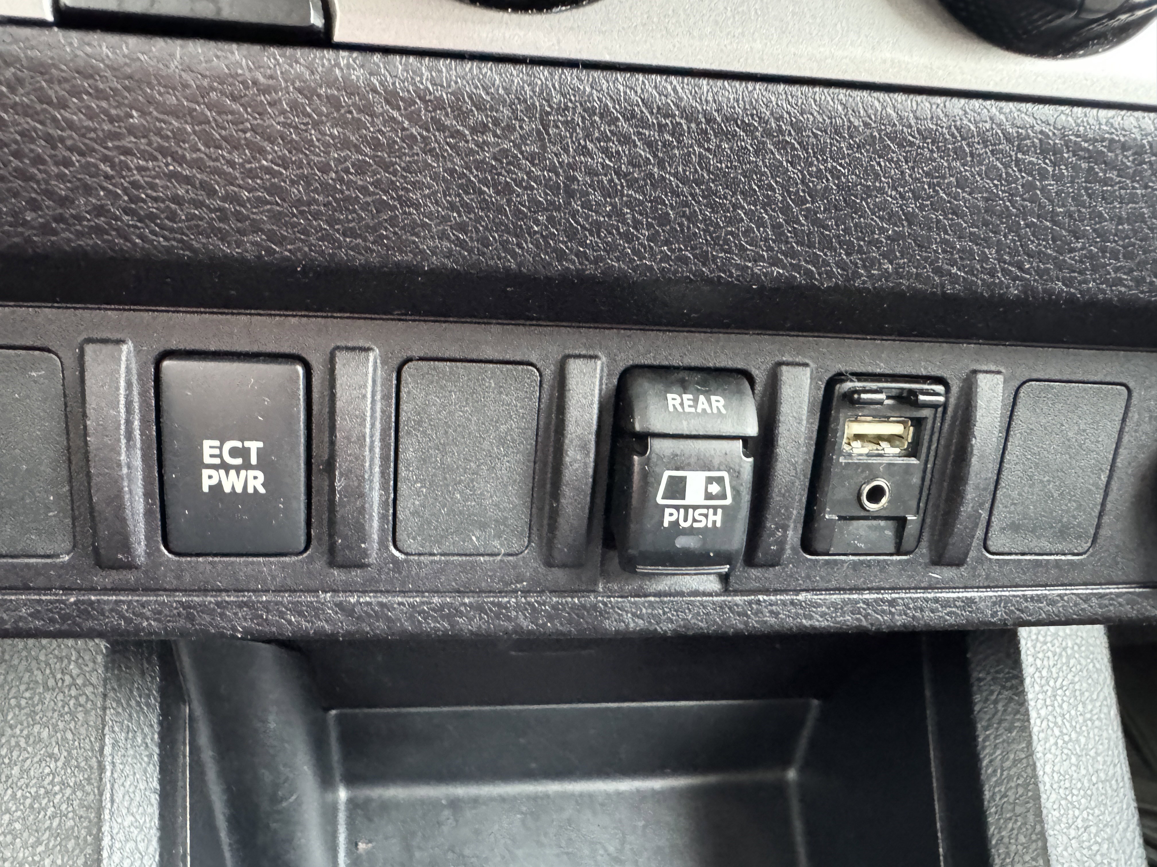 Certified 2018 Toyota Tacoma SR5 AWD/4WD image 27