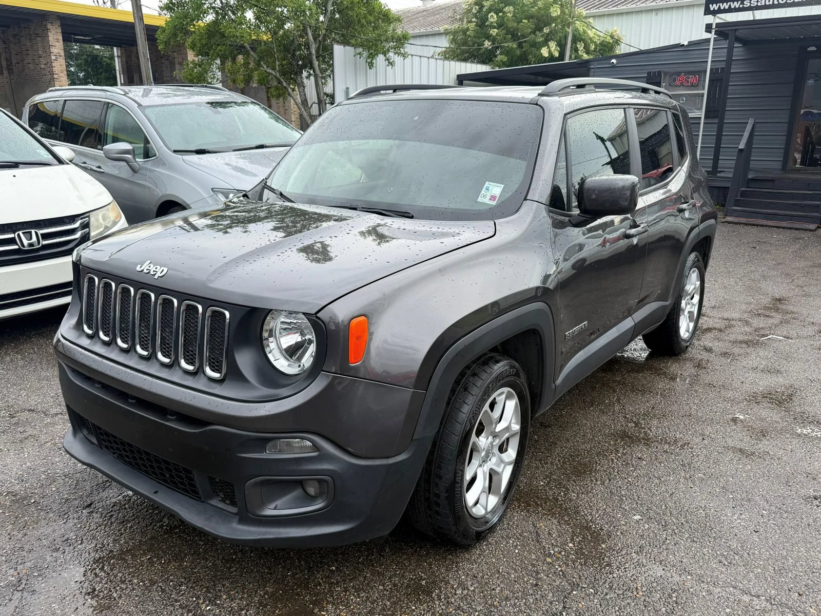 Used 2018 Jeep Renegade Latitude FWD image 1