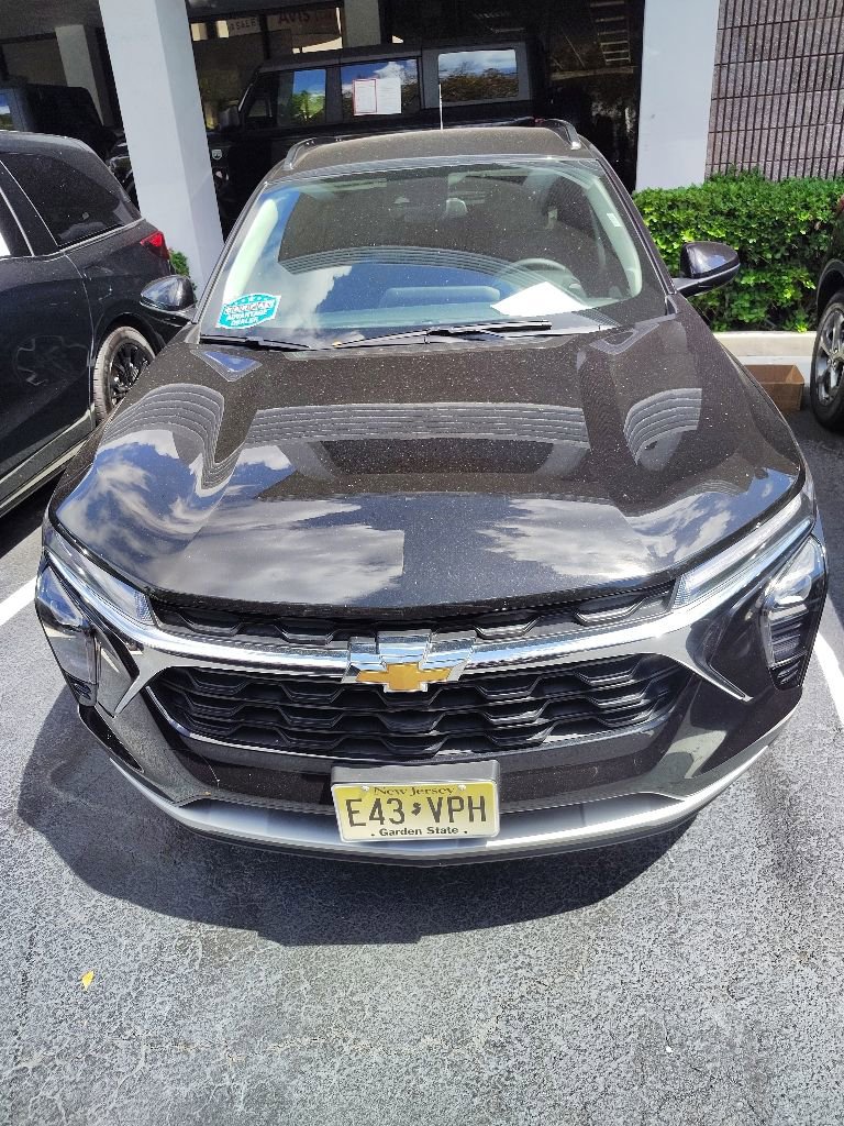 Used 2025 Chevrolet Trax LT w/ LT Convenience Package FWD image 8