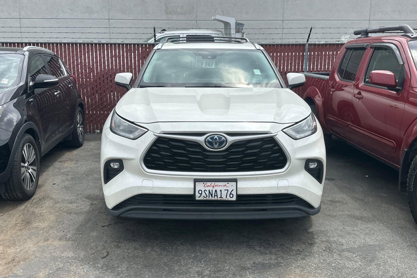 Used 2020 Toyota Highlander XLE AWD/4WD image 3