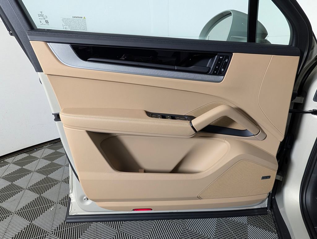 Certified 2025 Porsche Cayenne Coupe image 25
