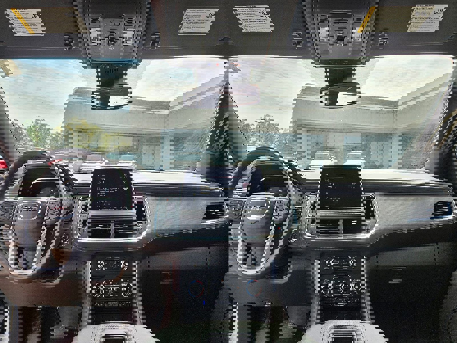 Used 2024 GMC Yukon SLT w/ SLT Luxury Package image 25