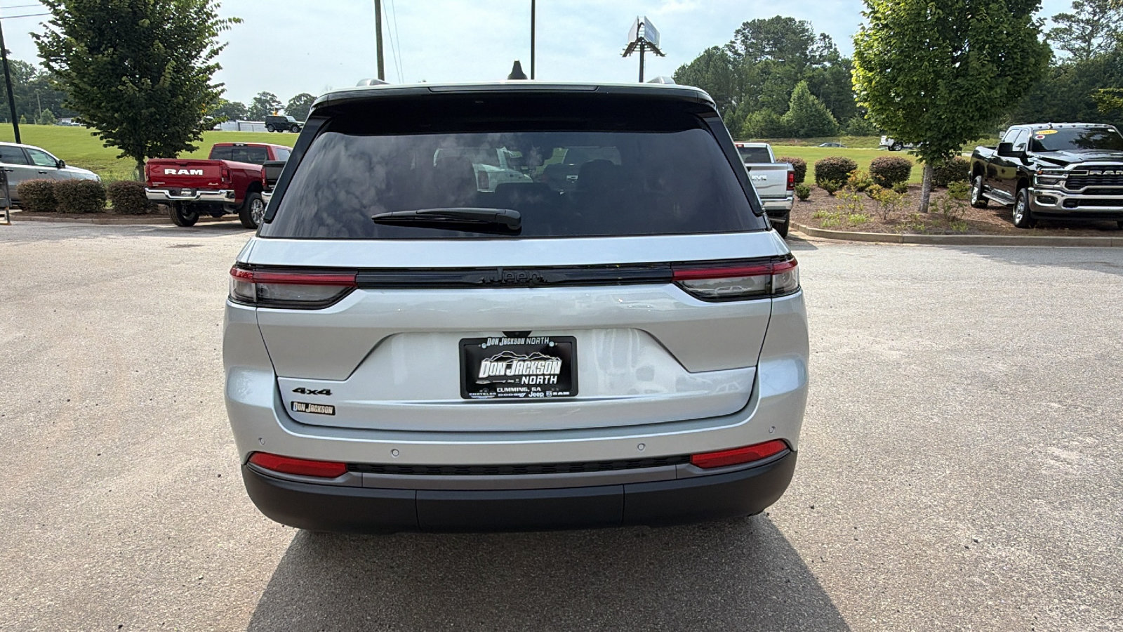 New 2026 Jeep Grand Cherokee Limited w/ Limited Altitude Package AWD/4WD image 9
