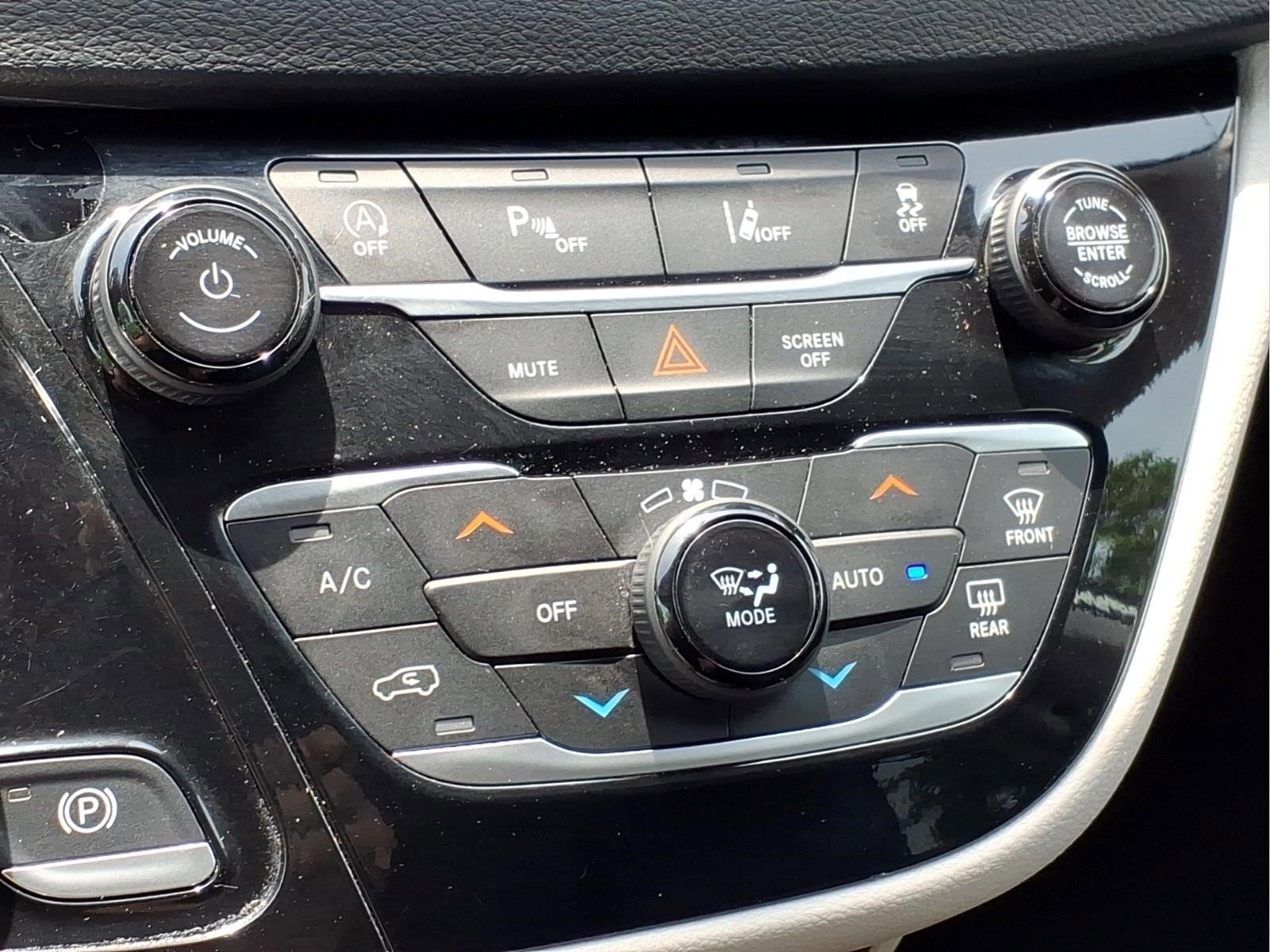 Used 2024 Chrysler Pacifica Touring-L FWD image 21