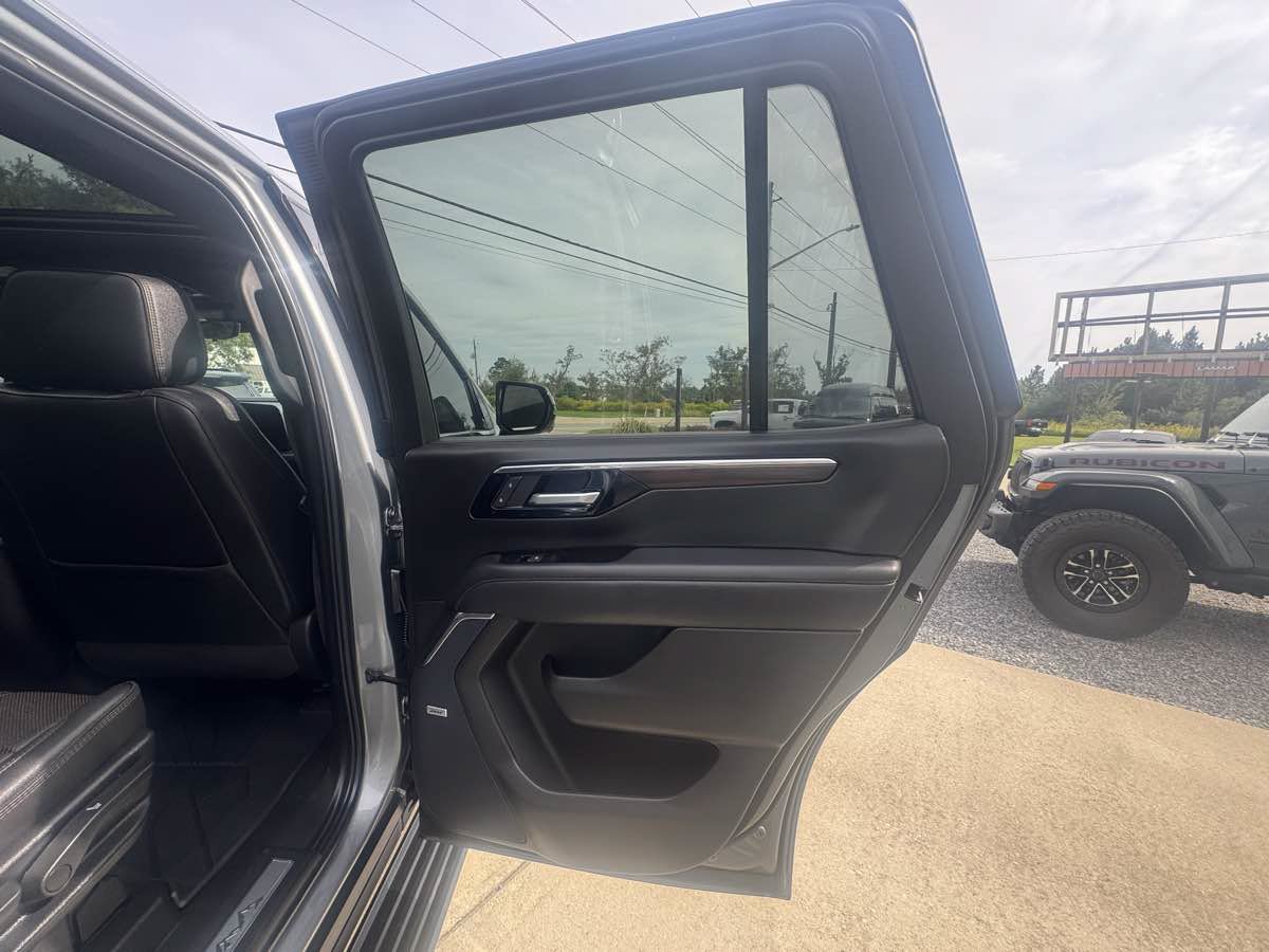 Used 2026 Chevrolet Tahoe High Country AWD/4WD image 24