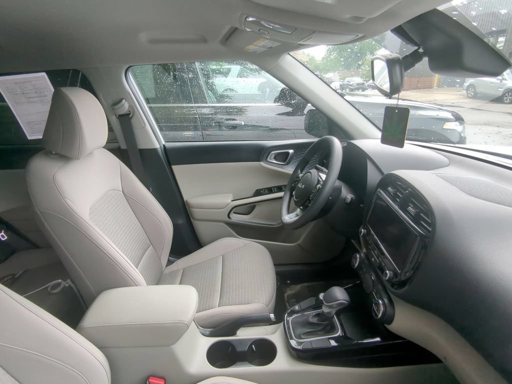 Used 2022 Kia Soul S FWD image 6