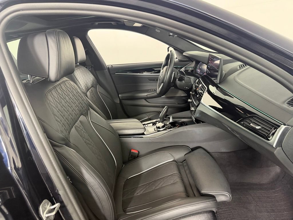 Used 2022 BMW M550i xDrive w/ Dynamic Handling Package AWD/4WD image 30