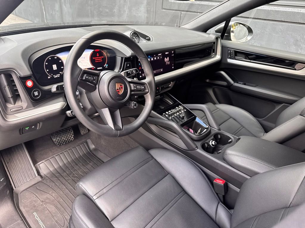 Used 2025 Porsche Cayenne Coupe image 4