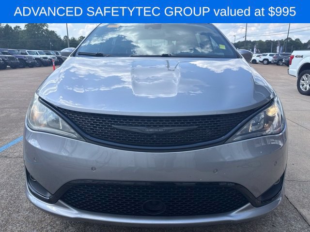 Used 2020 Chrysler Pacifica Touring-L Plus FWD image 3