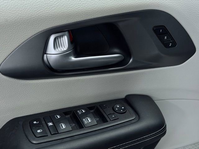Used 2023 Chrysler Pacifica Touring-L FWD image 15