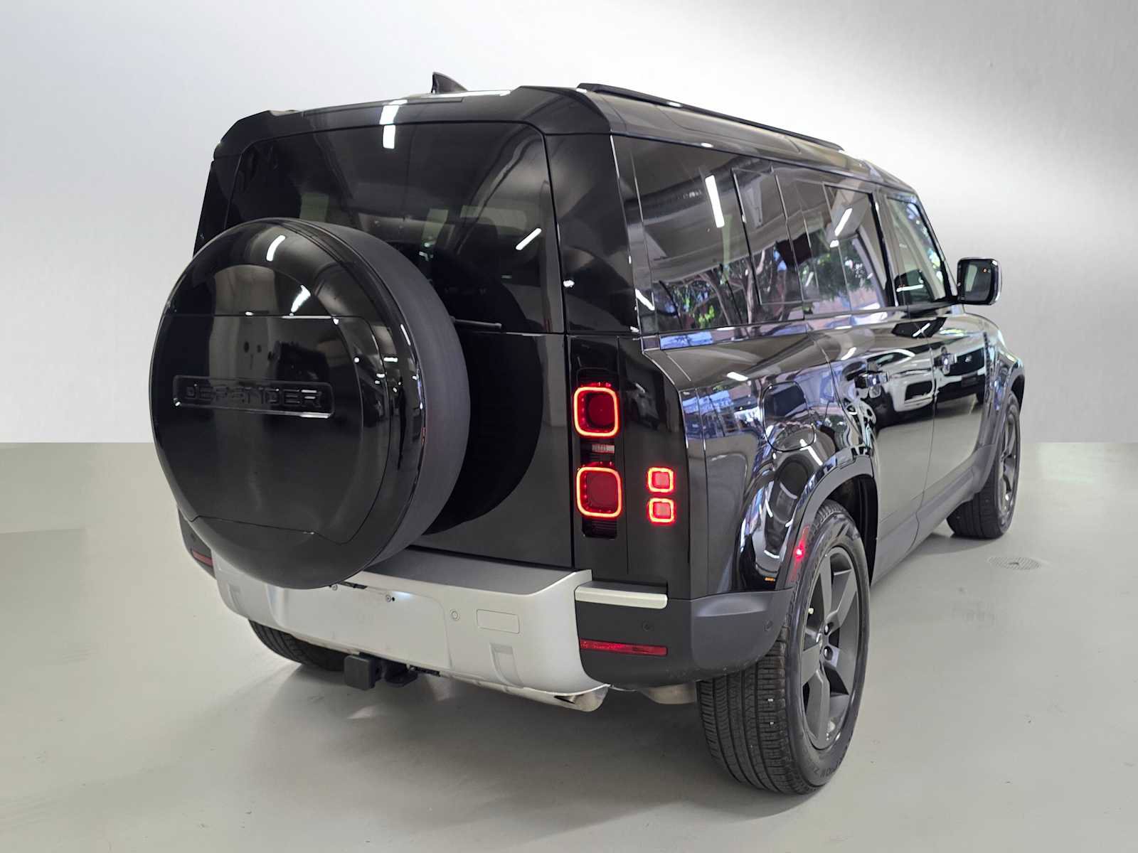 Used 2025 Land Rover Defender 110 S AWD/4WD image 5