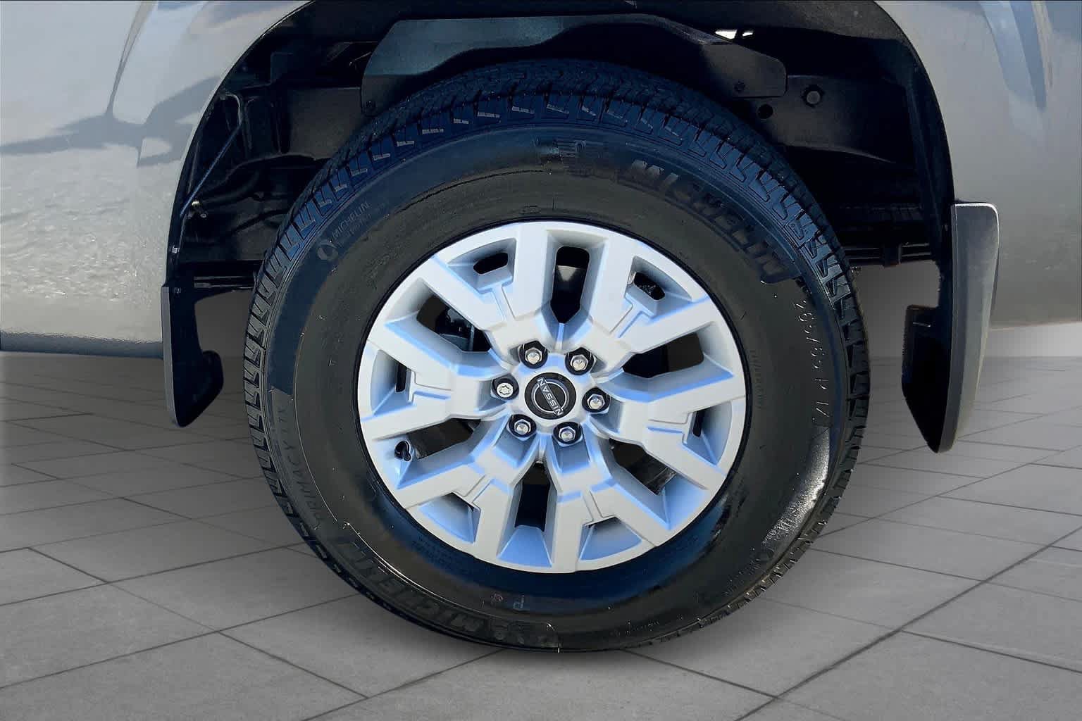 Used 2023 Nissan Frontier SV w/ Technology Package RWD image 11