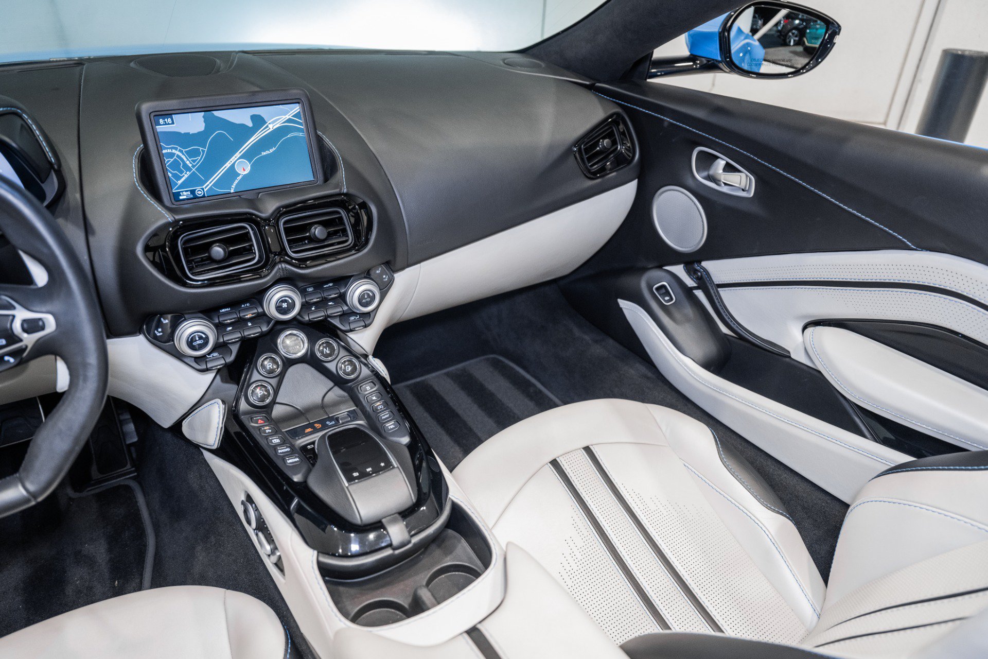 Used 2021 Aston Martin V8 Vantage Roadster RWD image 19