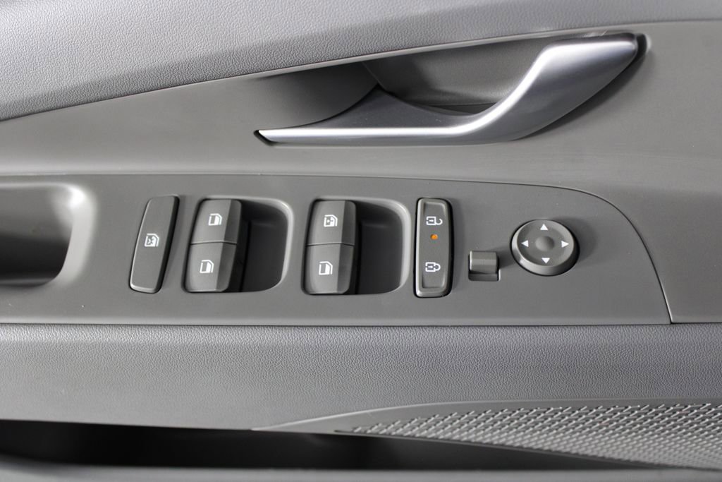 Certified 2025 Hyundai Elantra Sport image 23