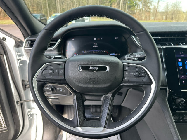 Used 2025 Jeep Grand Cherokee Altitude AWD/4WD image 12