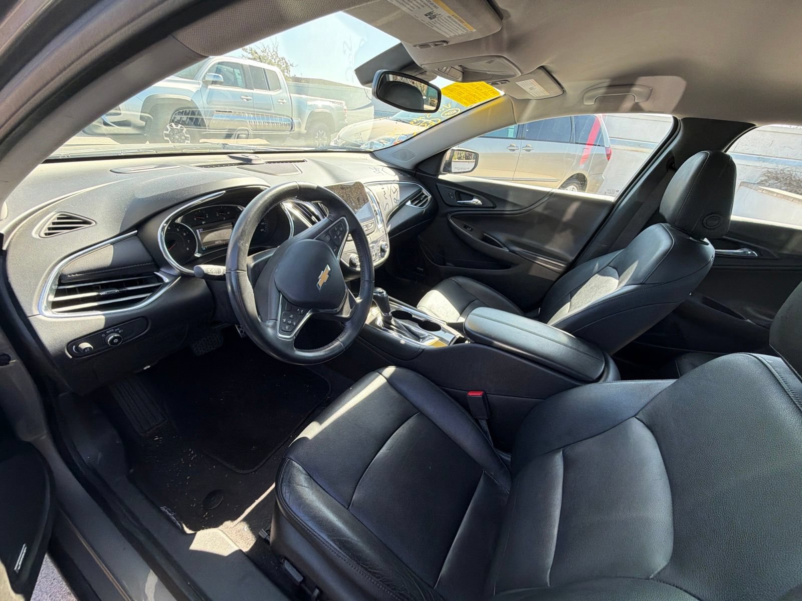 Used 2017 Chevrolet Malibu LT w/ Leather Package FWD image 3