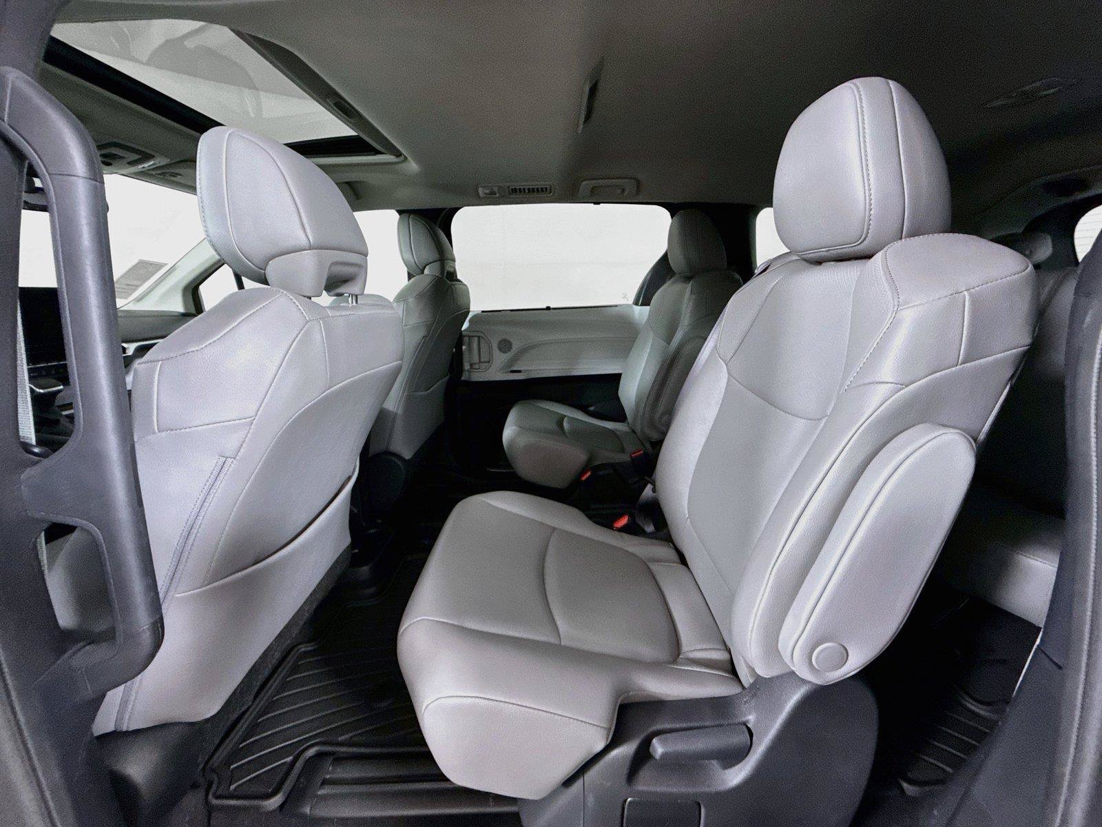 Certified 2025 Toyota Sienna XLE FWD image 30