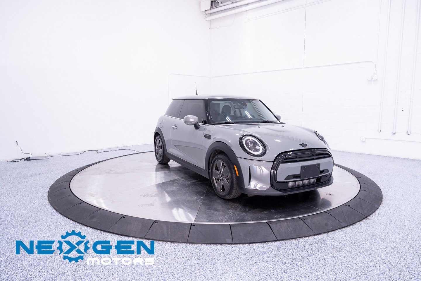 Used 2023 MINI Cooper 2-Door Hardtop image 3