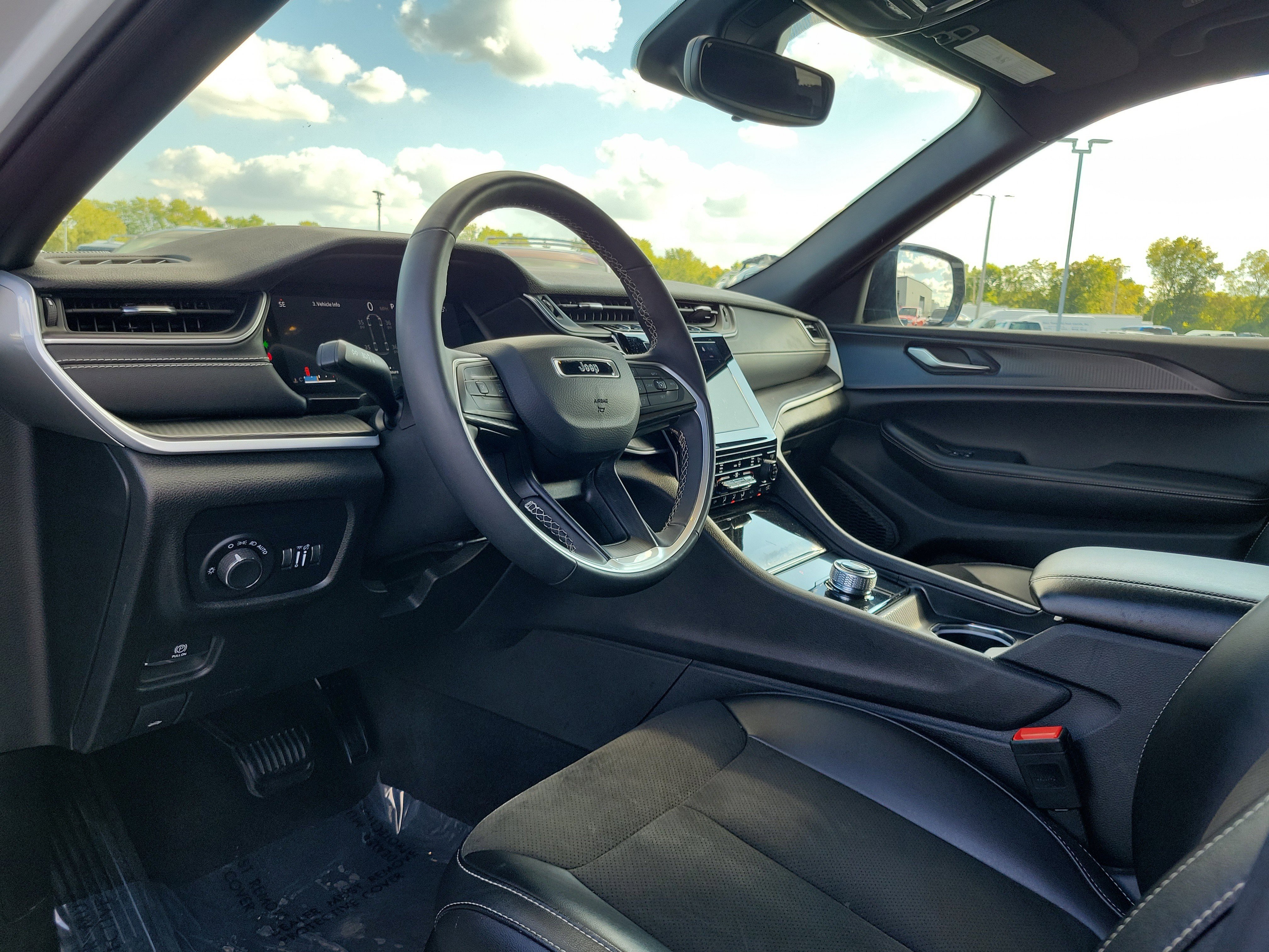 Used 2024 Jeep Grand Cherokee L Laredo image 19