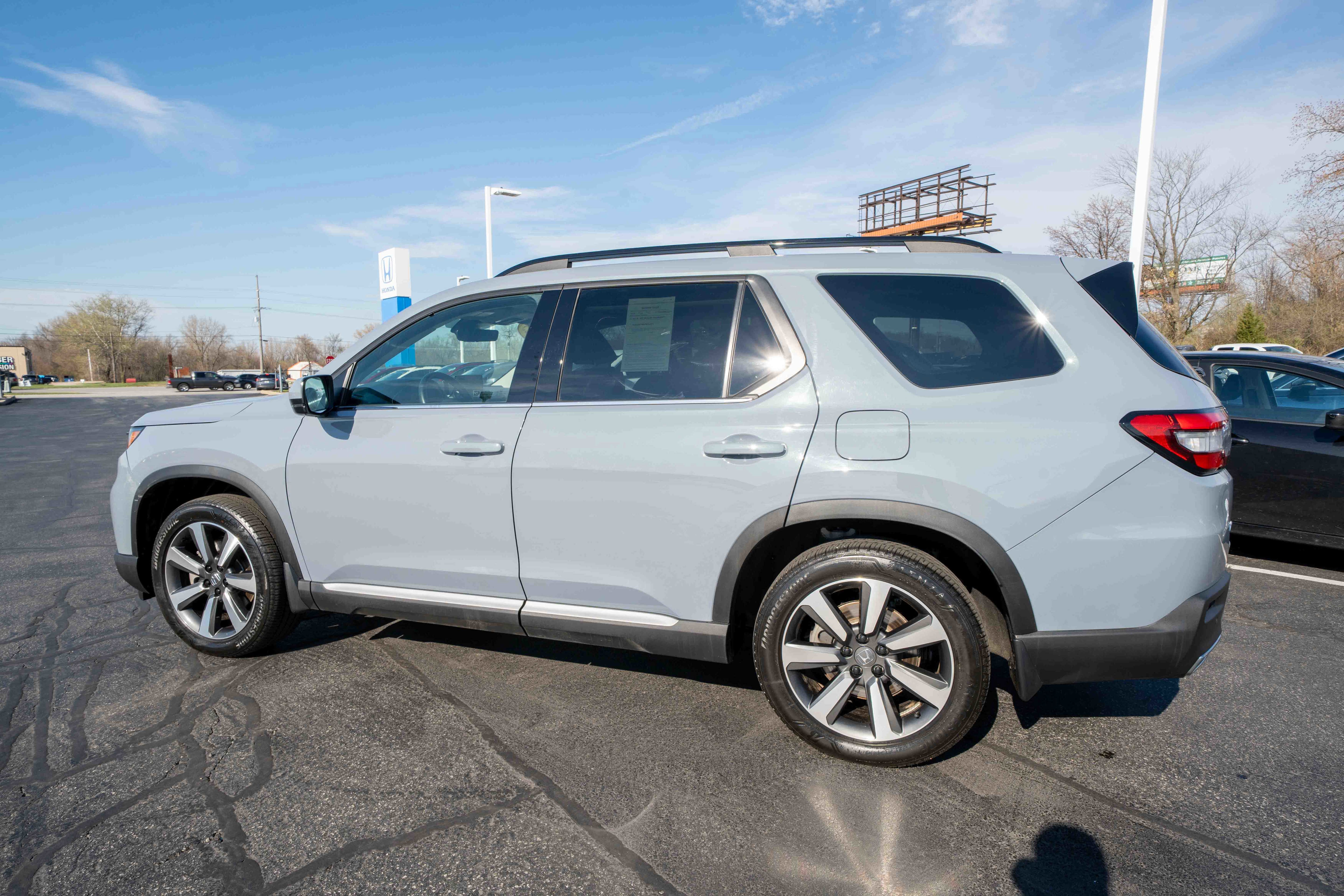 Used 2025 Honda Pilot Touring image 4