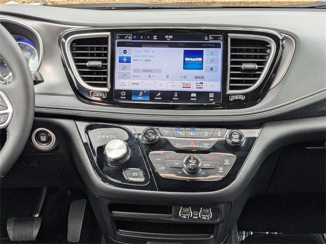 Used 2025 Chrysler Pacifica Select image 17