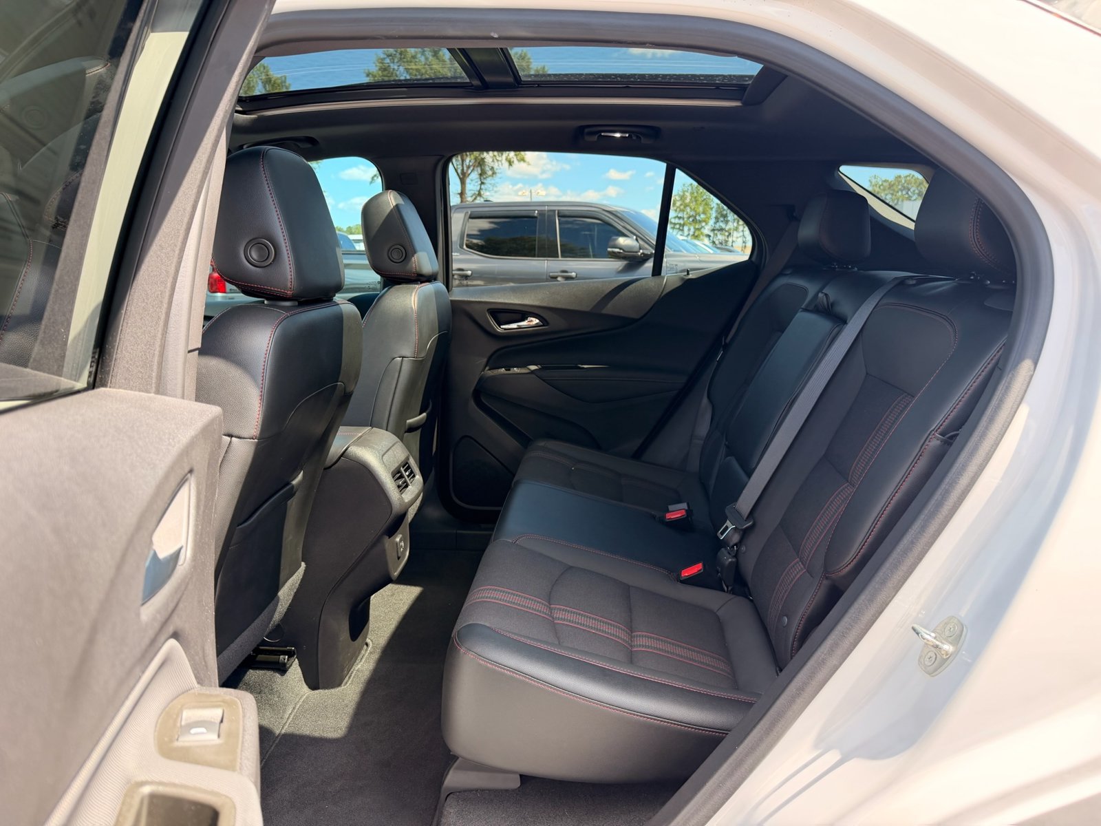 Used 2023 Chevrolet Equinox RS FWD image 28