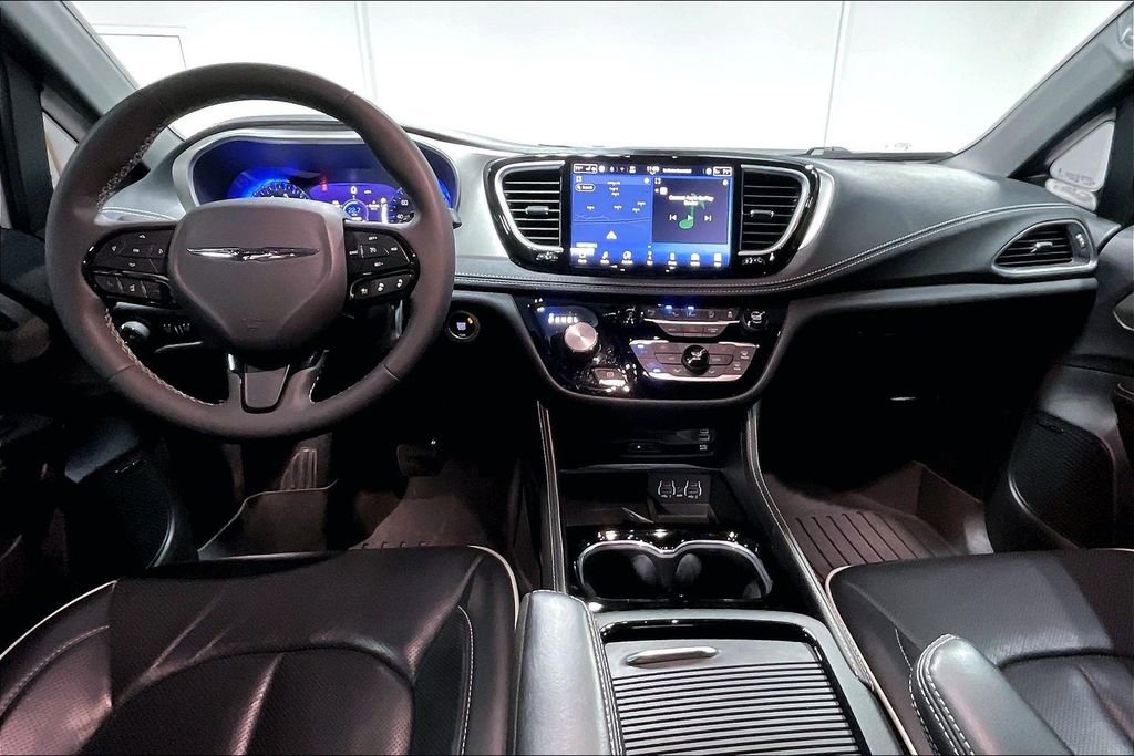 Used 2024 Chrysler Pacifica Limited w/ Uconnect Theater Family Group AWD/4WD image 17