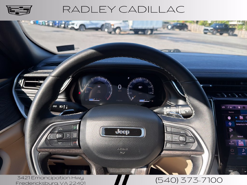 Used 2025 Jeep Grand Cherokee Limited AWD/4WD image 5