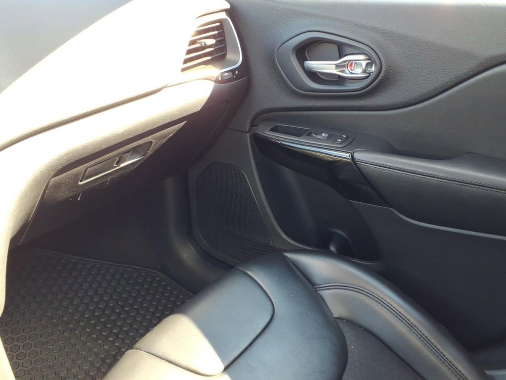 Used 2020 Jeep Cherokee Latitude Plus image 23