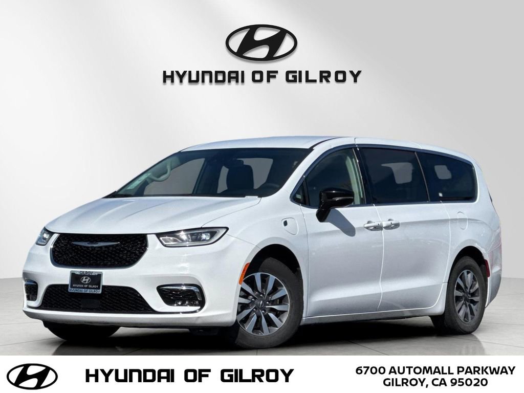 Used 2024 Chrysler Pacifica Select image 1