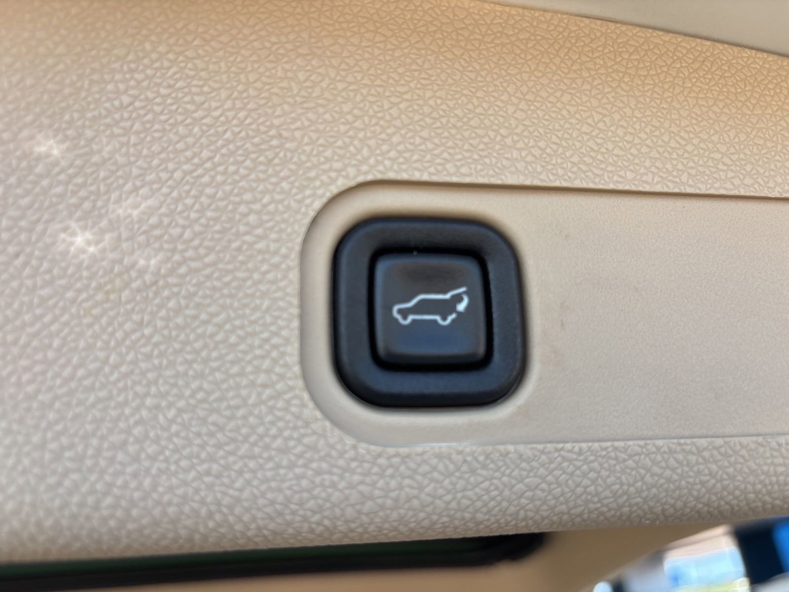 Used 2013 Cadillac Escalade Premium RWD image 21