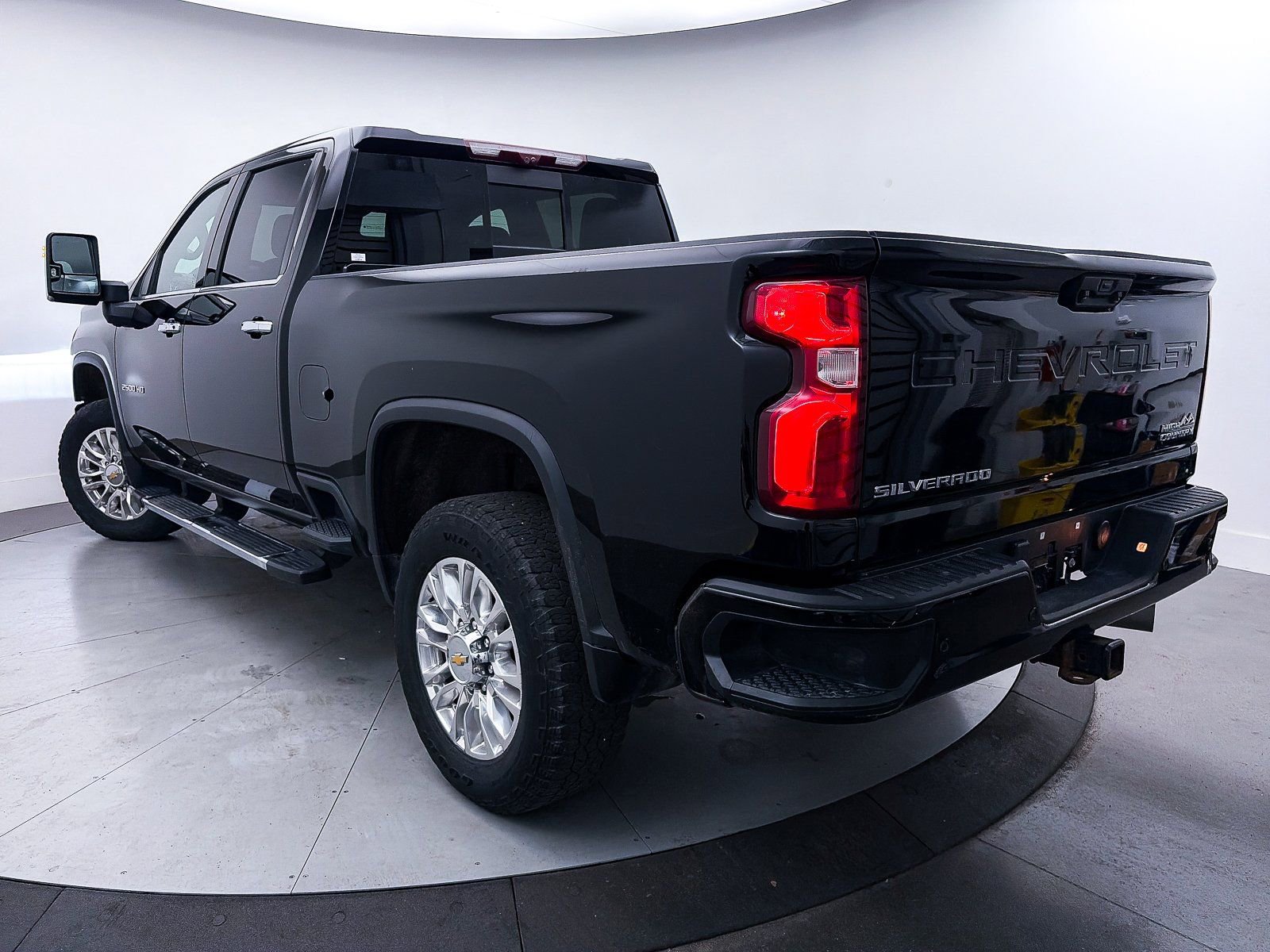 Used 2022 Chevrolet Silverado 2500 High Country w/ Z71 Off-Road Package image 2