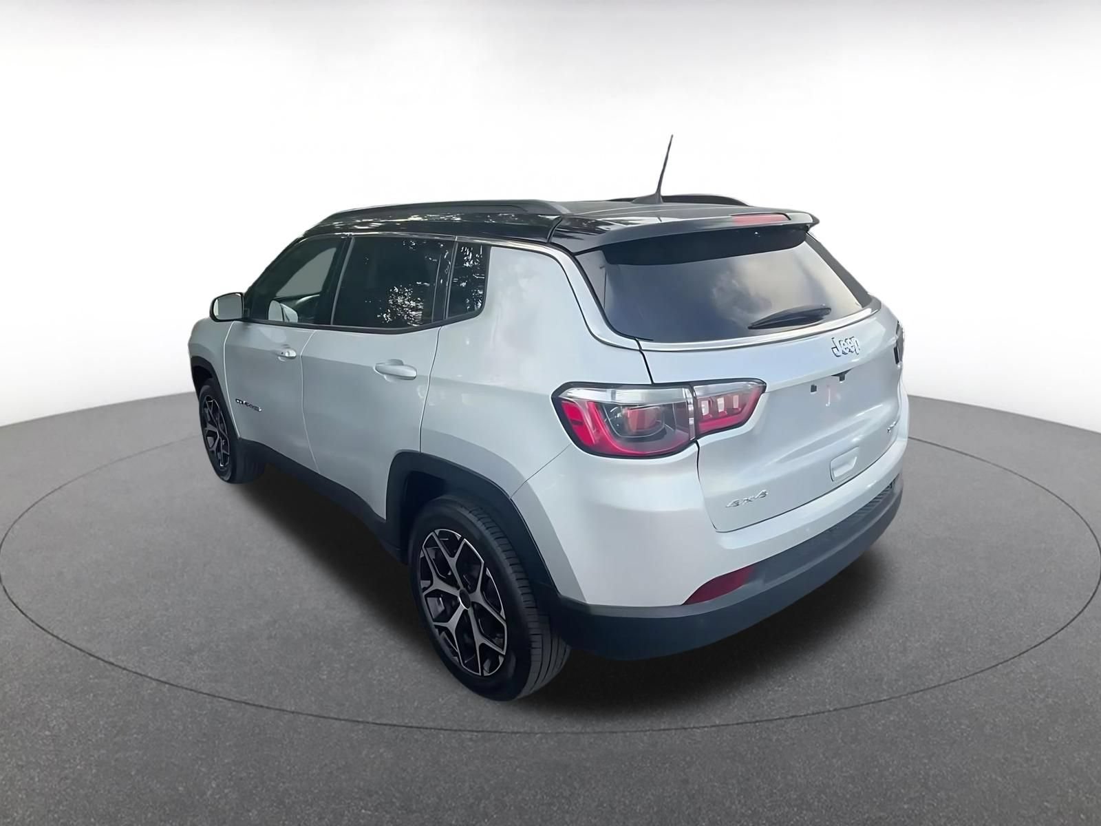 Used 2025 Jeep Compass Limited AWD/4WD image 10
