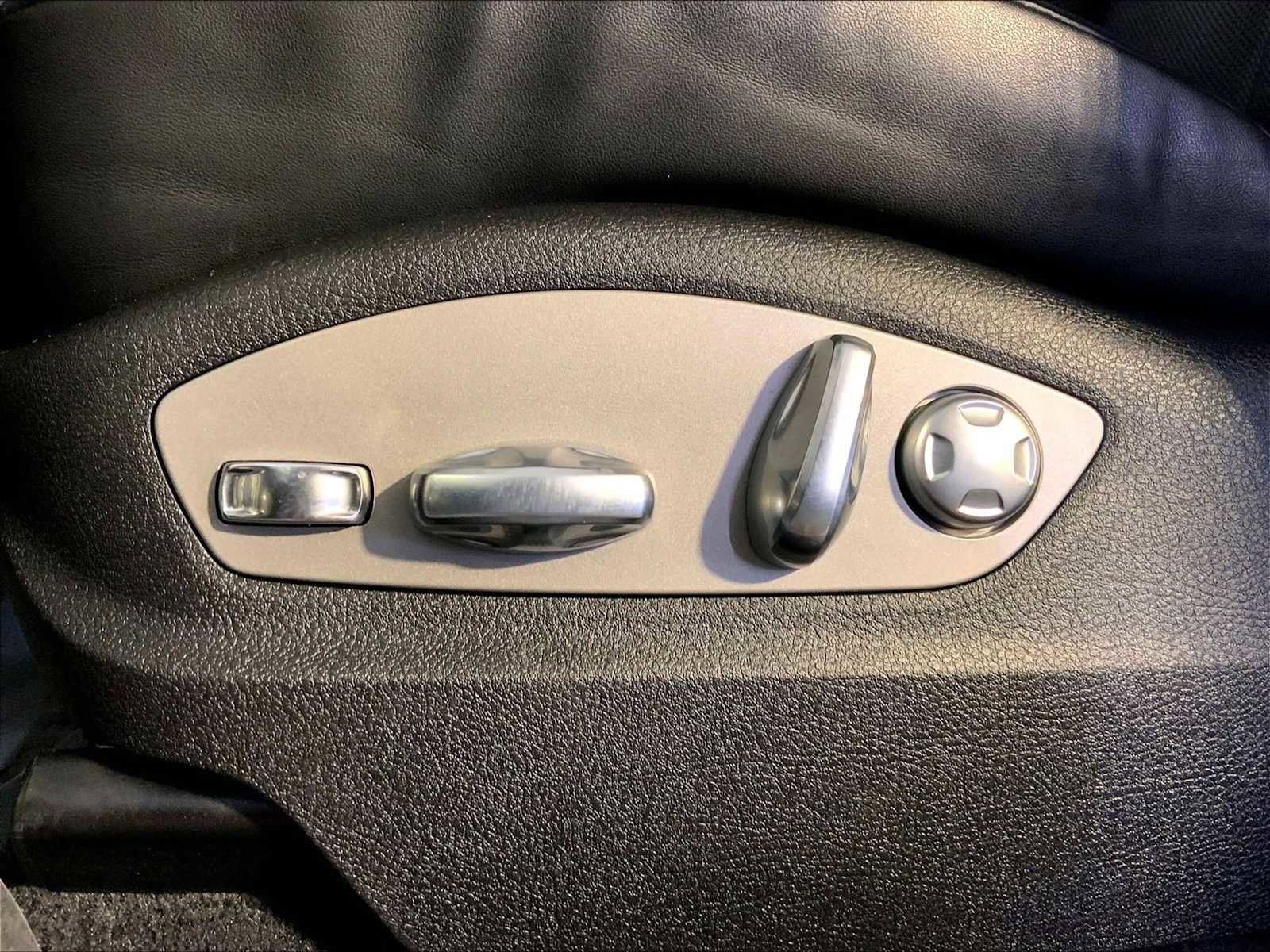 Certified 2025 Porsche Macan image 39