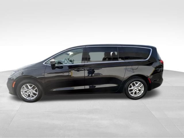 Used 2024 Chrysler Pacifica Touring-L image 12