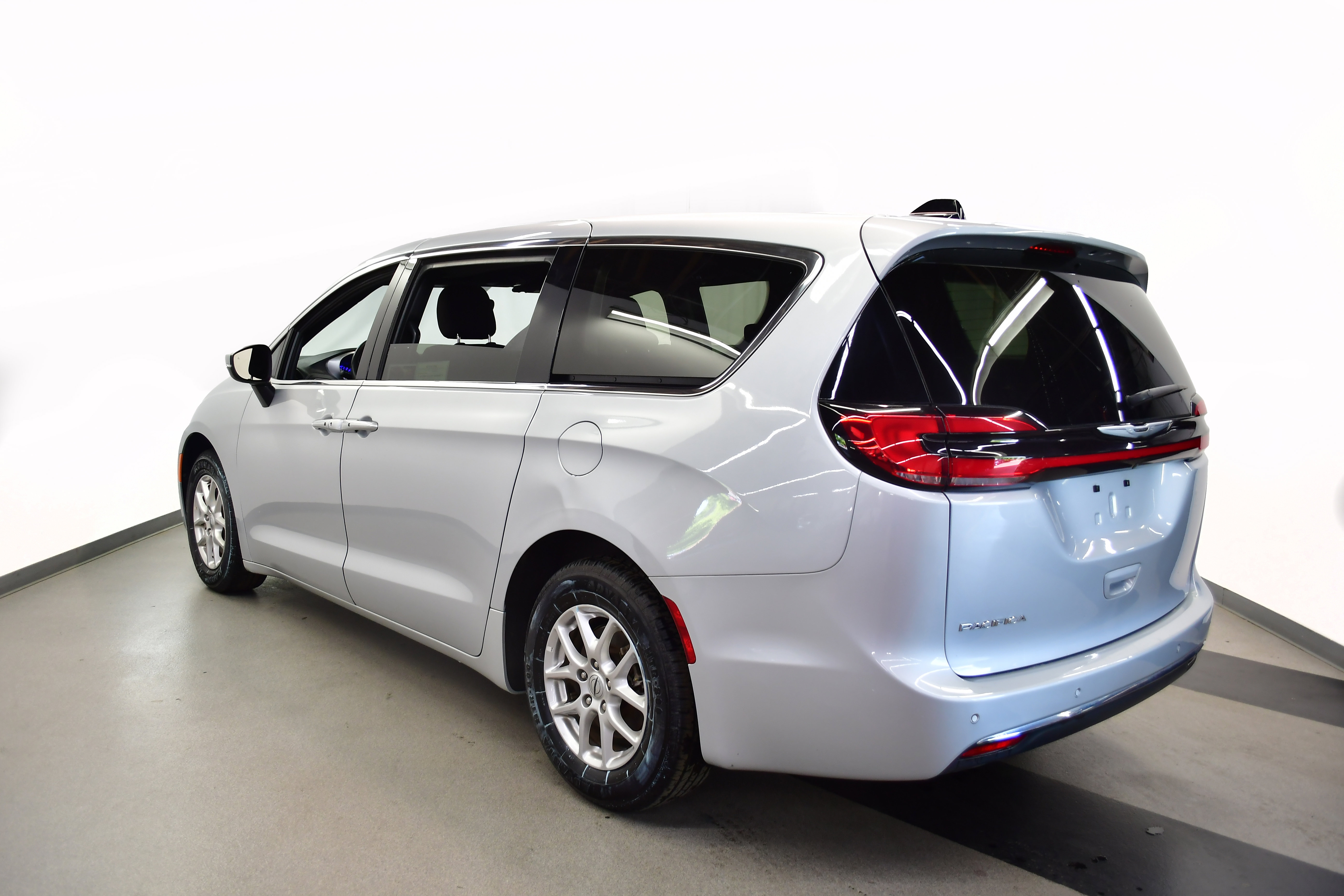 Used 2023 Chrysler Pacifica Touring FWD image 5