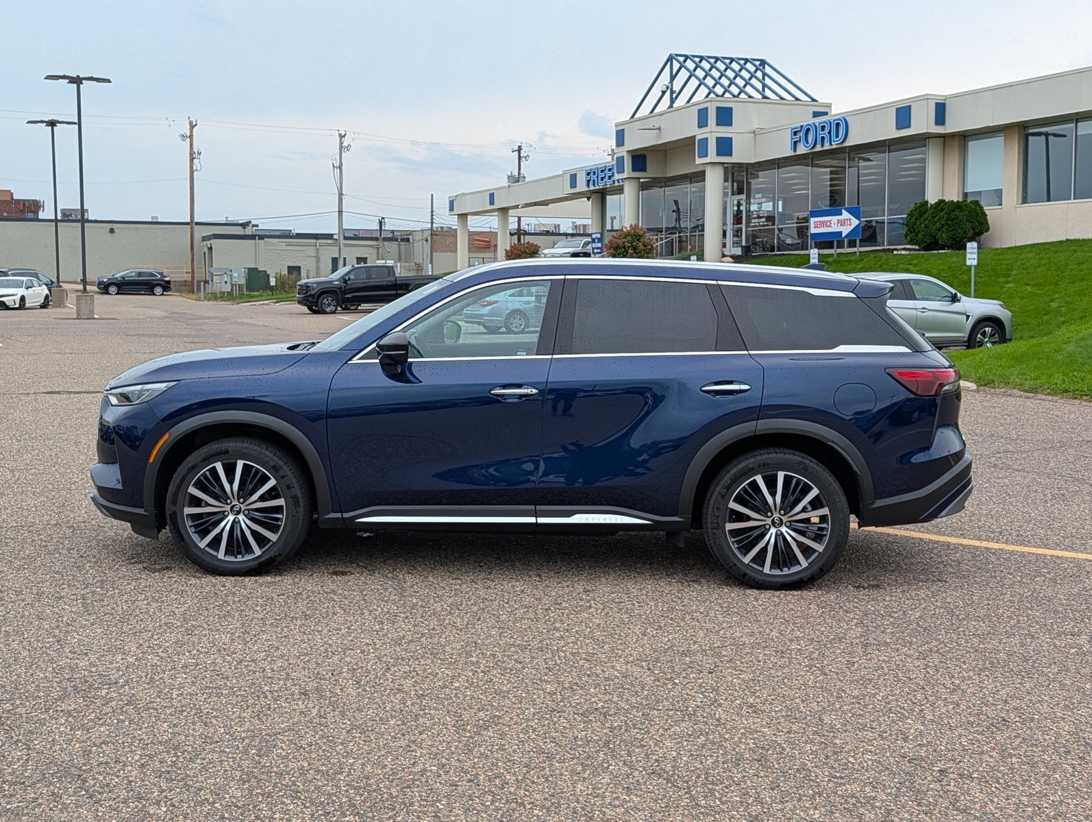 Used 2023 INFINITI QX60 Sensory AWD/4WD image 2