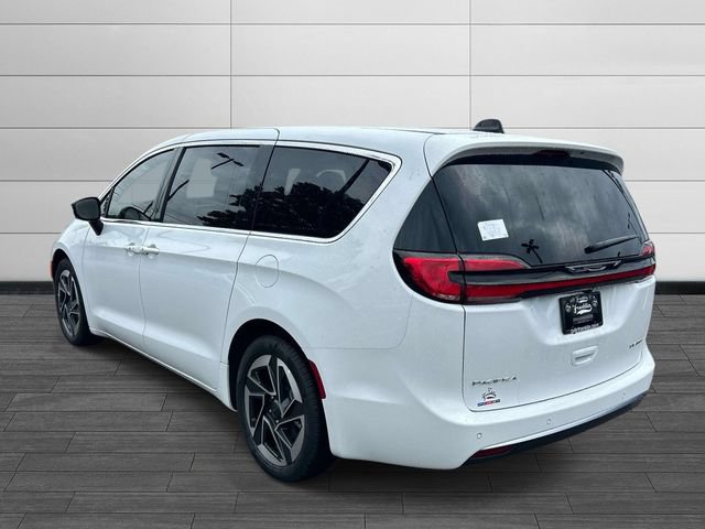 New 2027 Chrysler Pacifica Limited FWD image 5