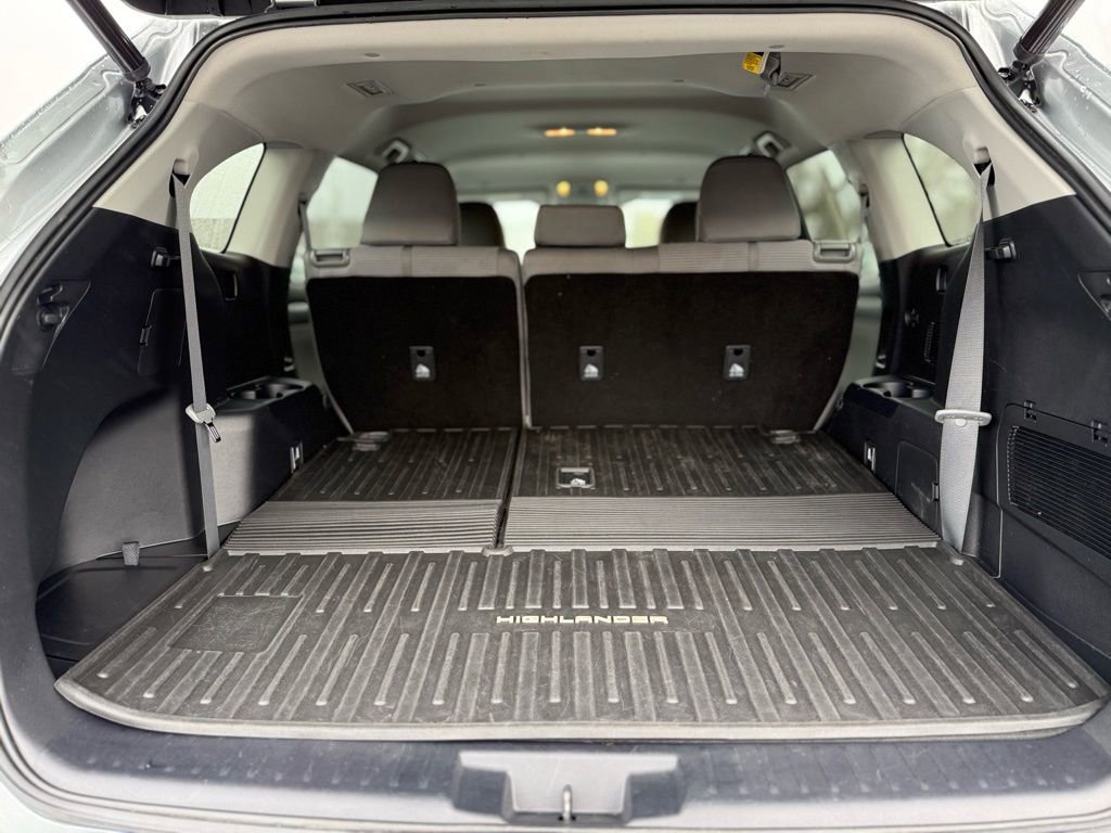 Used 2023 Toyota Highlander LE image 11