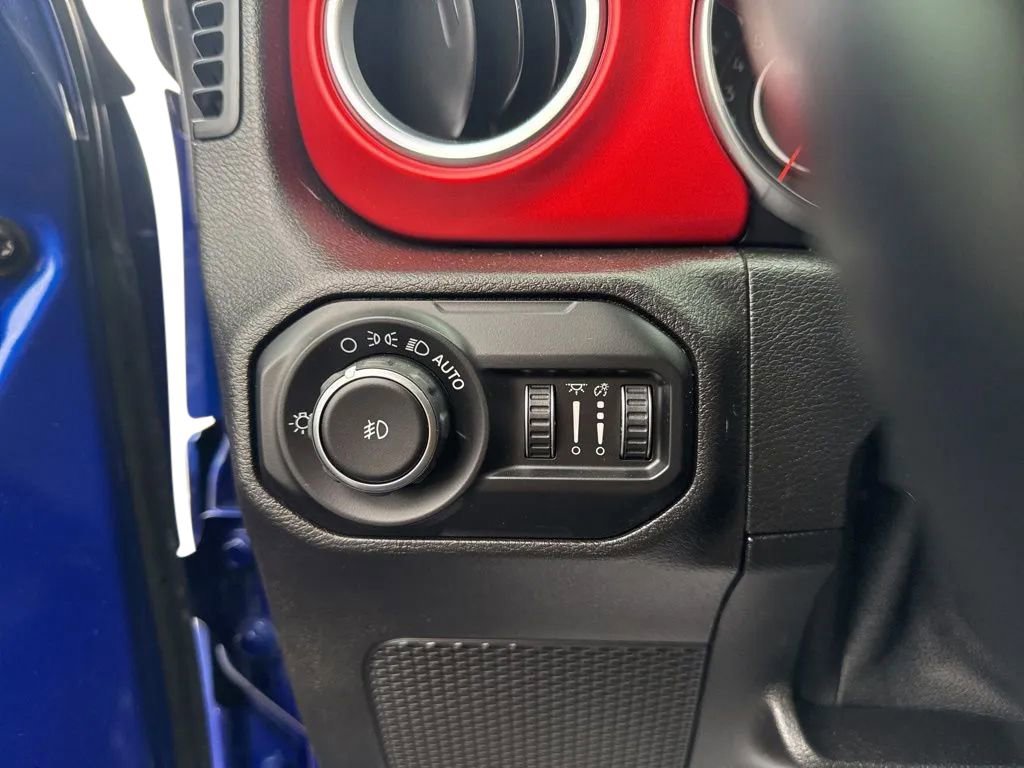 Used 2019 Jeep Wrangler Unlimited Rubicon w/ Dual Top Group AWD/4WD image 32