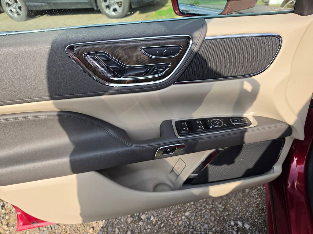 Used 2017 Lincoln Continental Reserve image 5