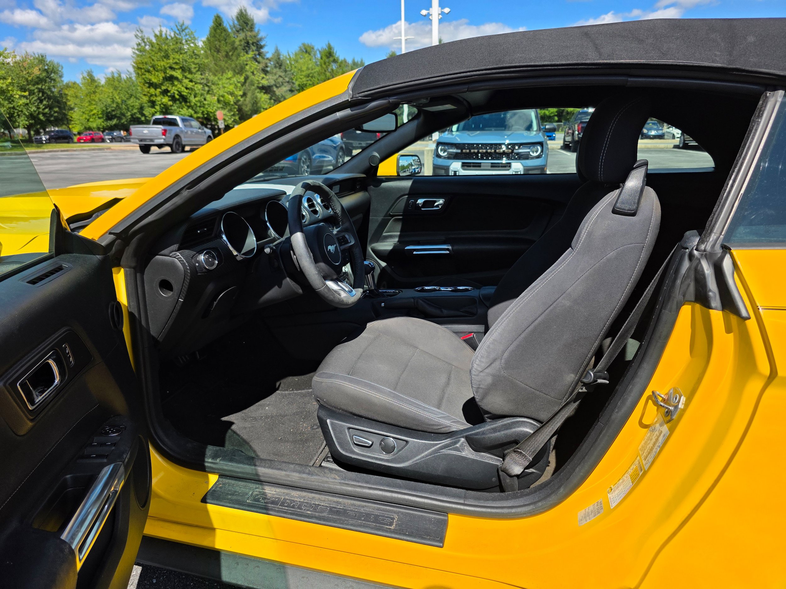 Used 2016 Ford Mustang Convertible w/ Equipment Group 051A RWD image 19