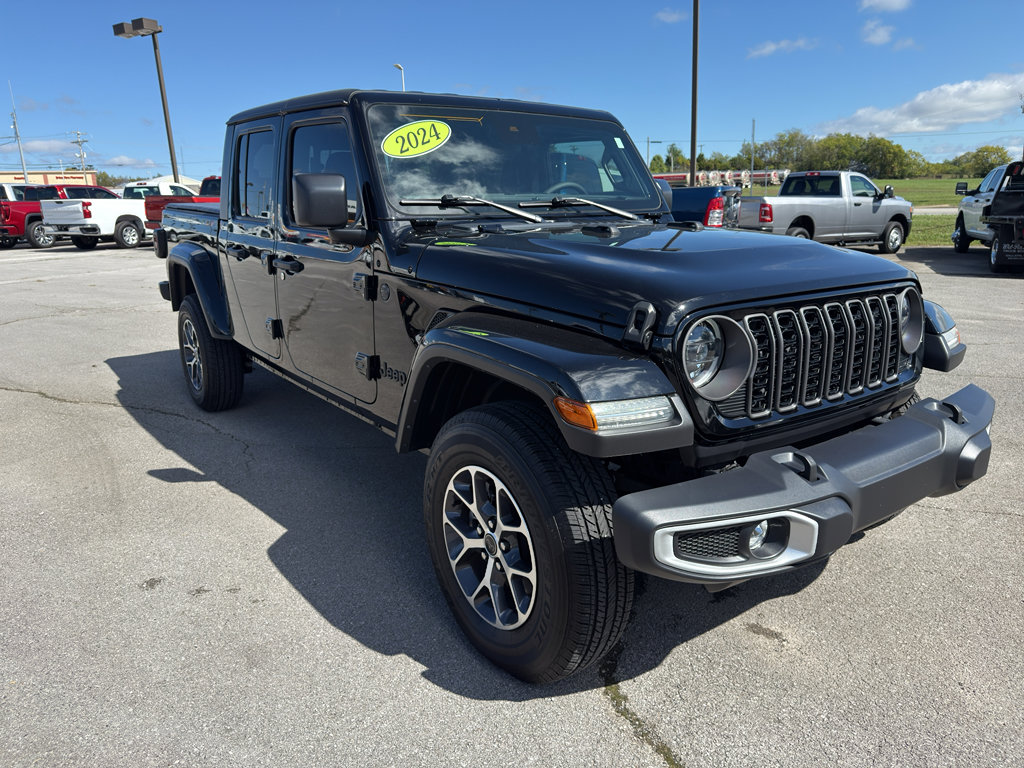 Used 2024 Jeep Gladiator Sport image 3