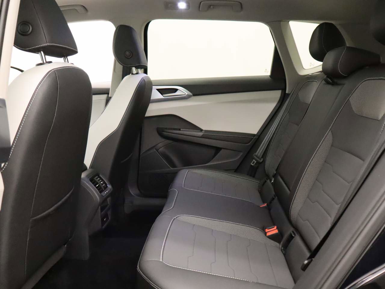 Certified 2025 Volkswagen Taos SE w/ Panoramic Sunroof Package image 17