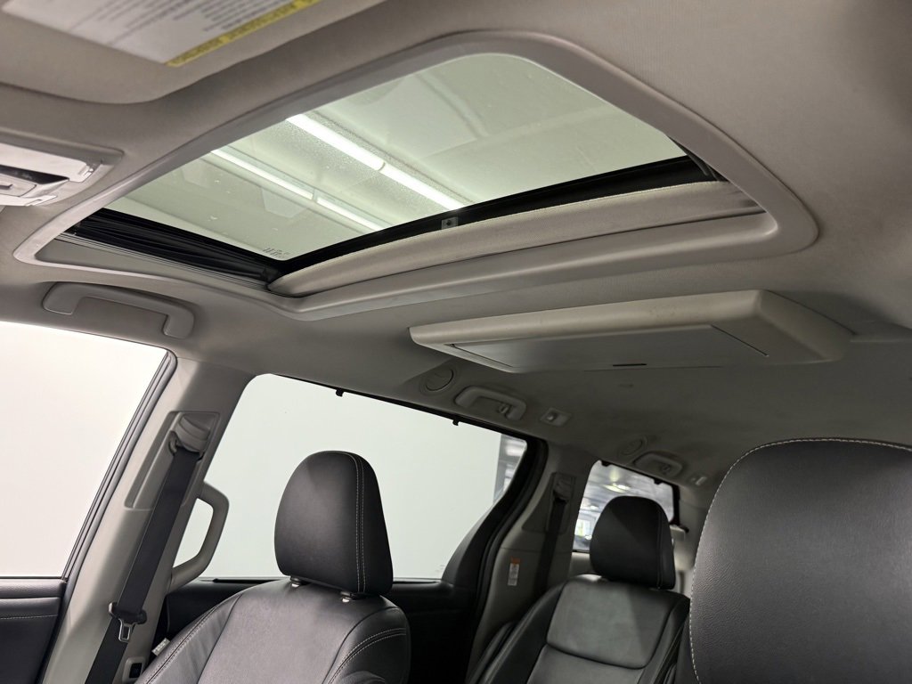 Used 2015 Toyota Sienna SE Premium image 19