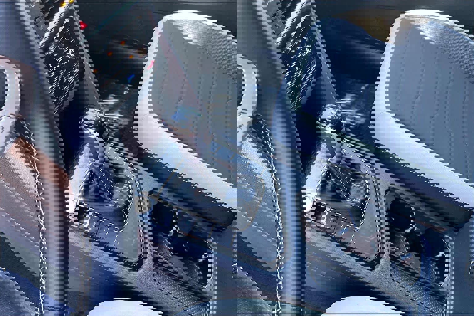 Used 2025 Volkswagen Taos SE w/ Black Wheel Package FWD image 17