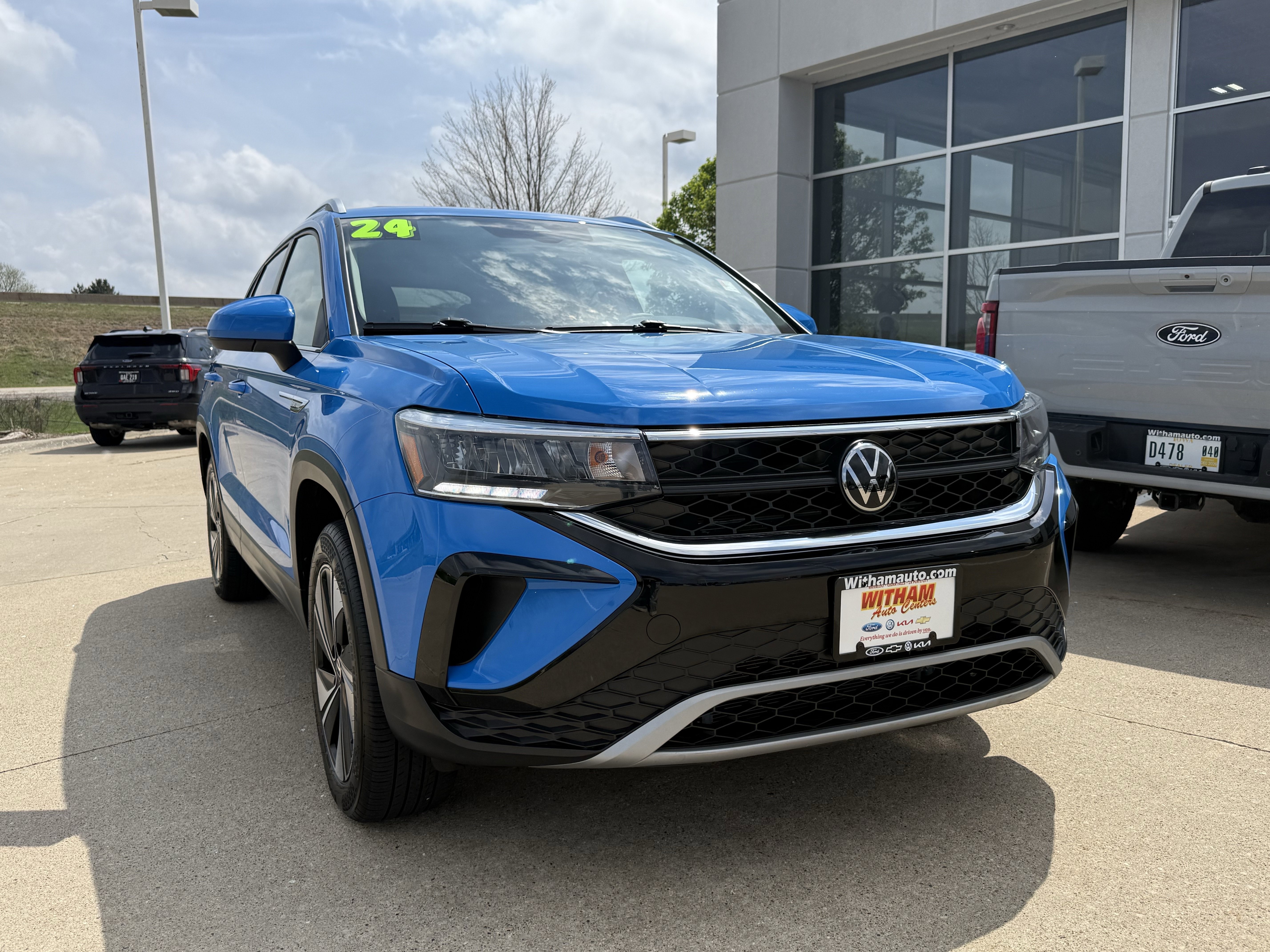 Used 2024 Volkswagen Taos SE w/ Panoramic Sunroof Package AWD/4WD image 2